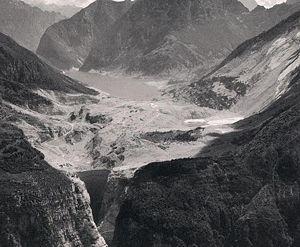 View of the Vajont reservoir after the landslide (1963) View of the Vajont reservoir after the landslide (1963)